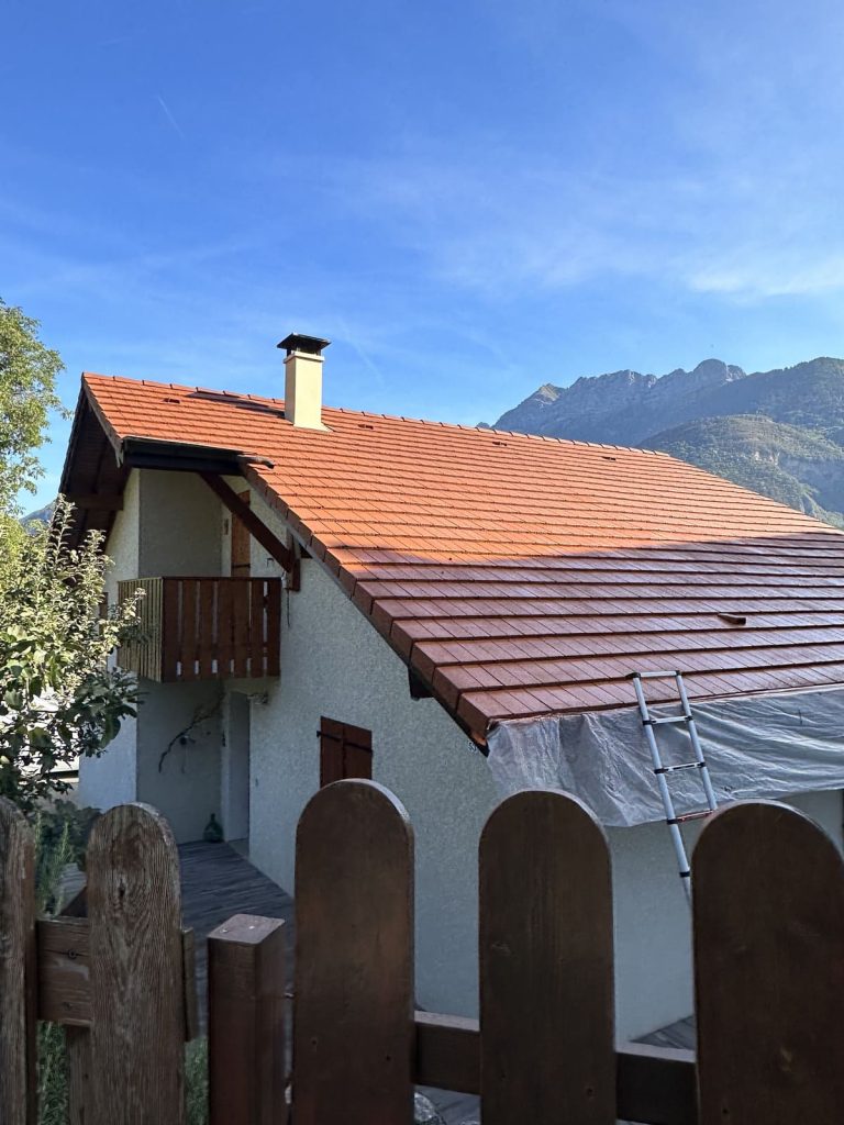 couvreur à Aiguebelle Savoie pour nettoyage toiuture et hydrofugation (1)