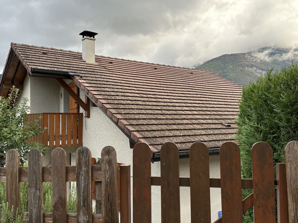 couvreur à Aiguebelle Savoie pour nettoyage toiuture et hydrofugation (2)