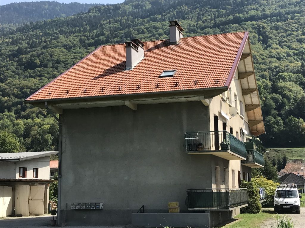 pose de peinture hydrofuge sur toiture à Aigueblanche (1)
